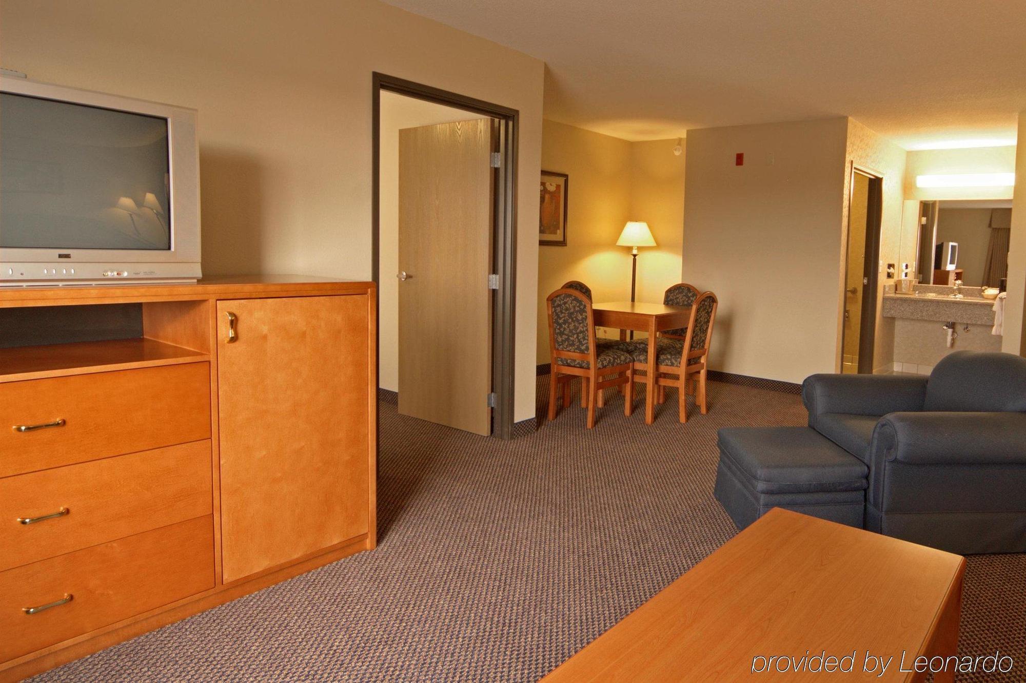 Paola Inn And Suites Quarto foto