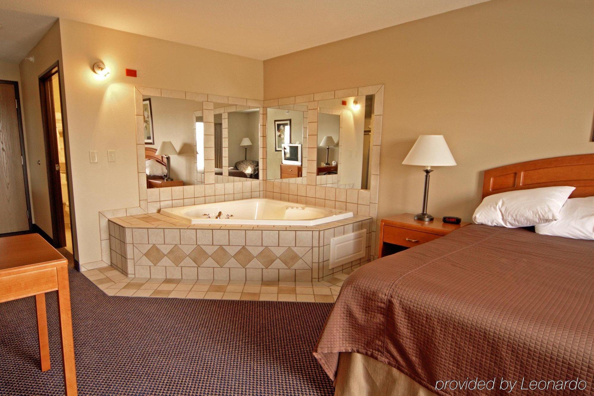 Paola Inn And Suites Quarto foto