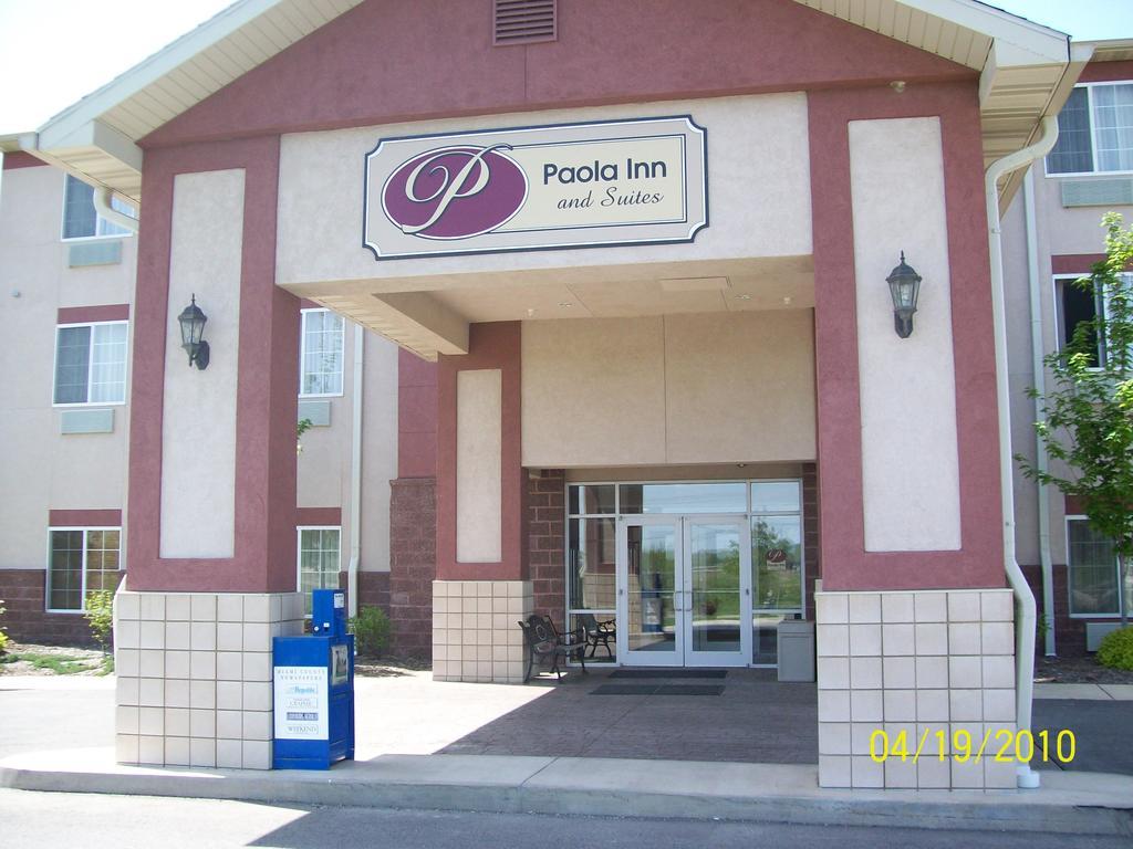 Paola Inn And Suites Exterior foto