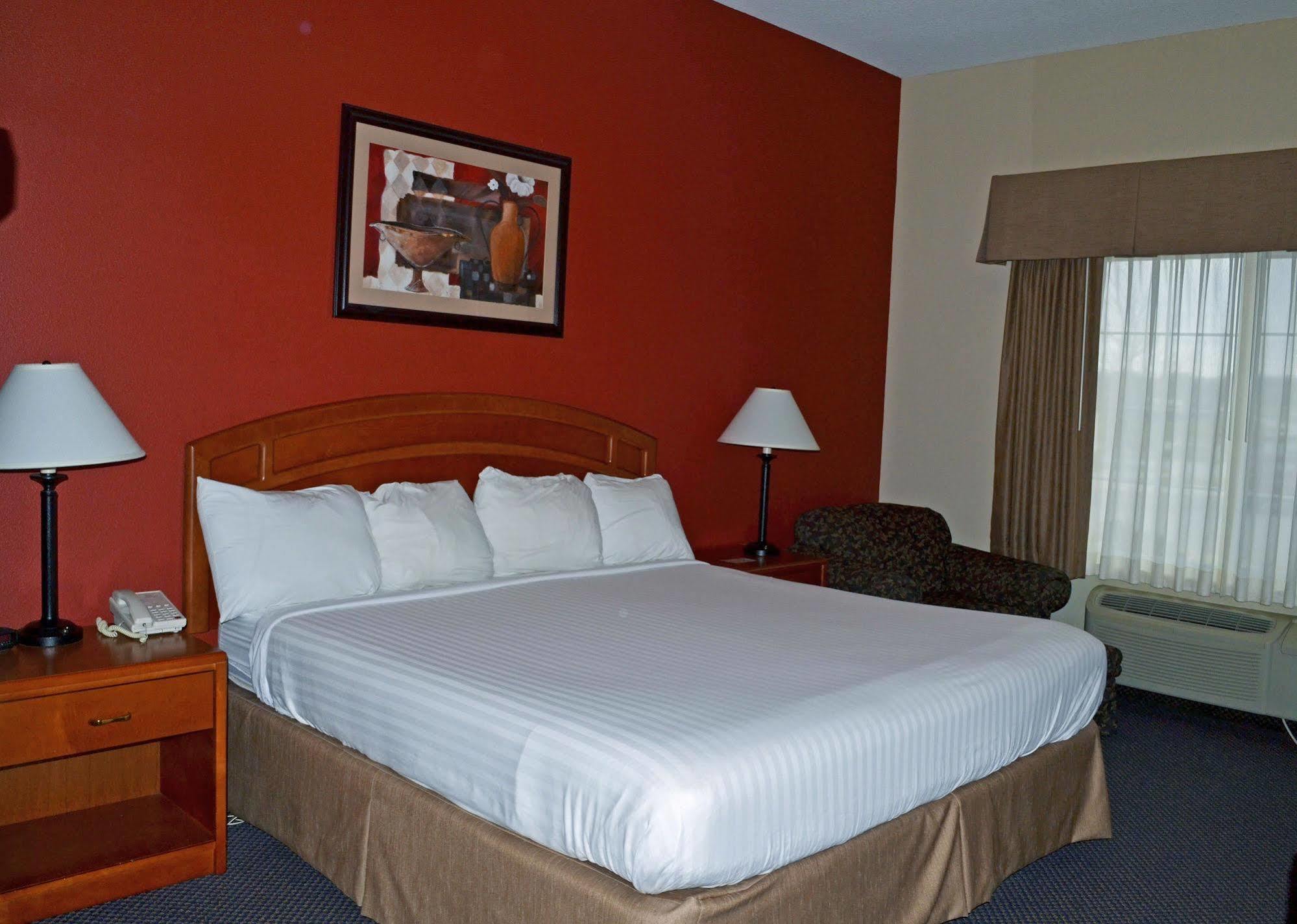 Paola Inn And Suites Exterior foto