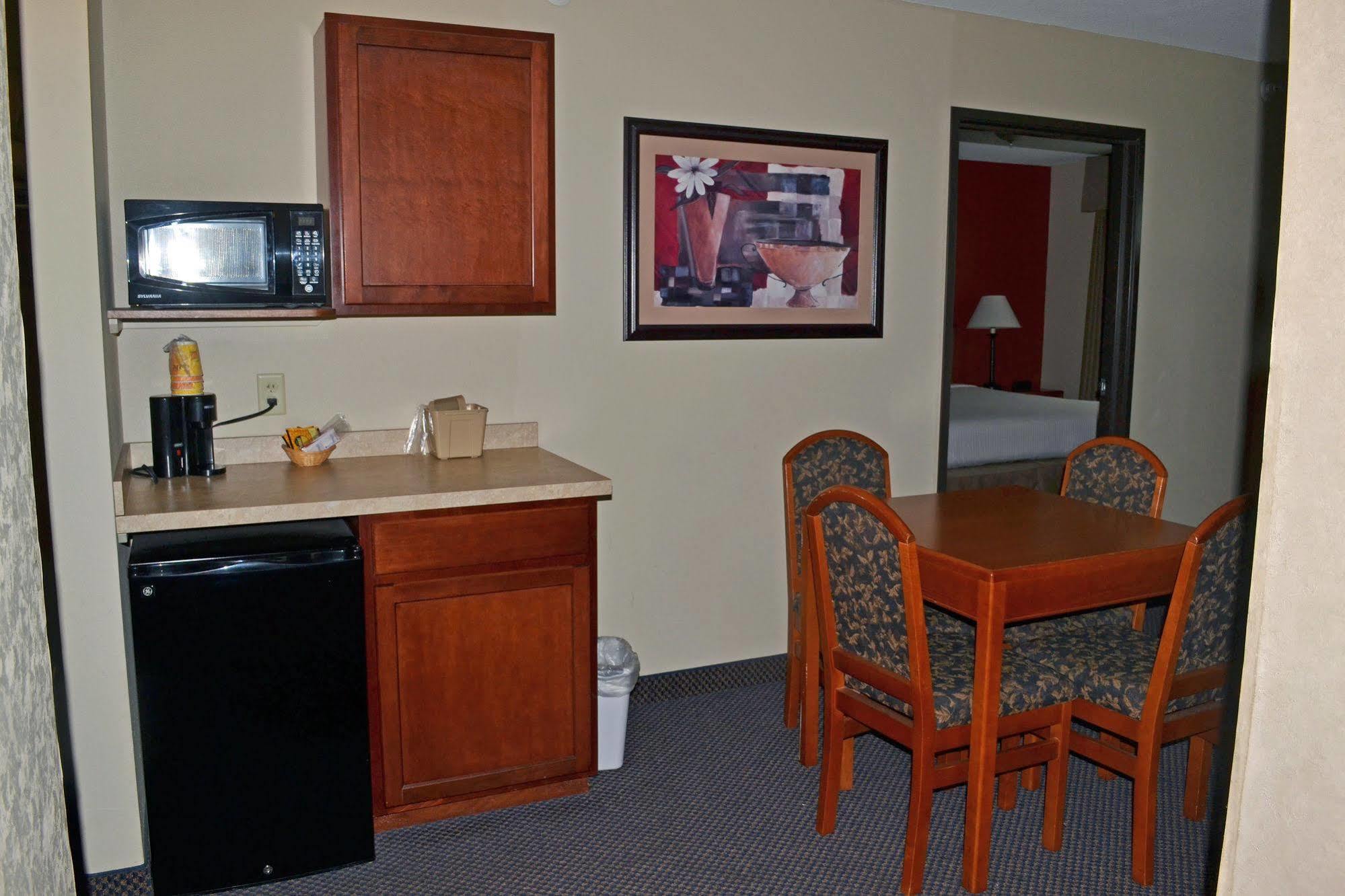 Paola Inn And Suites Exterior foto
